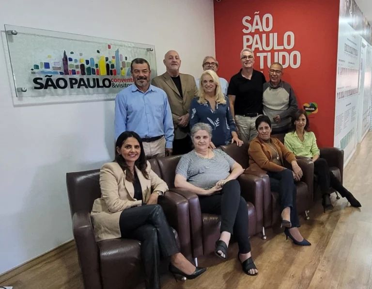 Em pé, da esquerda para a direita: Izaias Xavier, diretor de expansão; Luiz Maggio, vice-presidente; Mirian Petrone, presidente; Gilberto Pacheco, tecnologia e novos projetos; Marcelo Silva, diretor de evnetos e expansão; Marcos Ivan, cominicação. Sentadas: Michele Netto, expansão; Dayse Salgado, finanças; Edna Maischberger, expansão e Nadia Pacheco, ética.